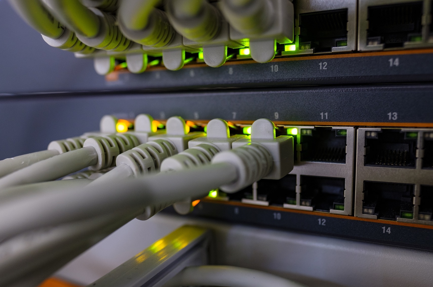 Netzwerkkabel in einem Router oder Switch mit leuchtenden Status-LEDs – Optimierung von Heimnetzwerken und Internetverbindungen.