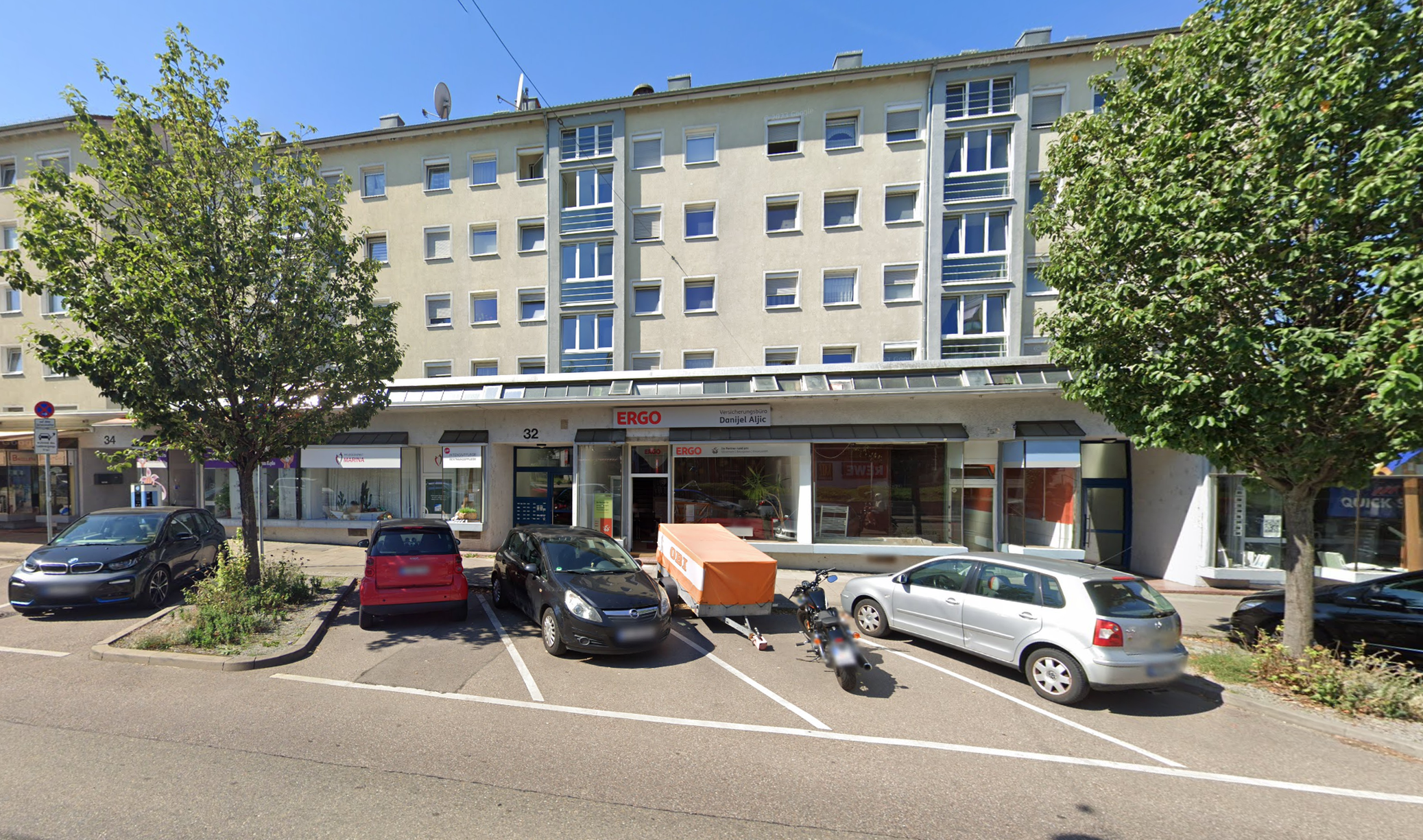 Abgabestelle Stuttgart Schozacher Straße – Gebäude mit Parkplätzen und grüner Umgebung.